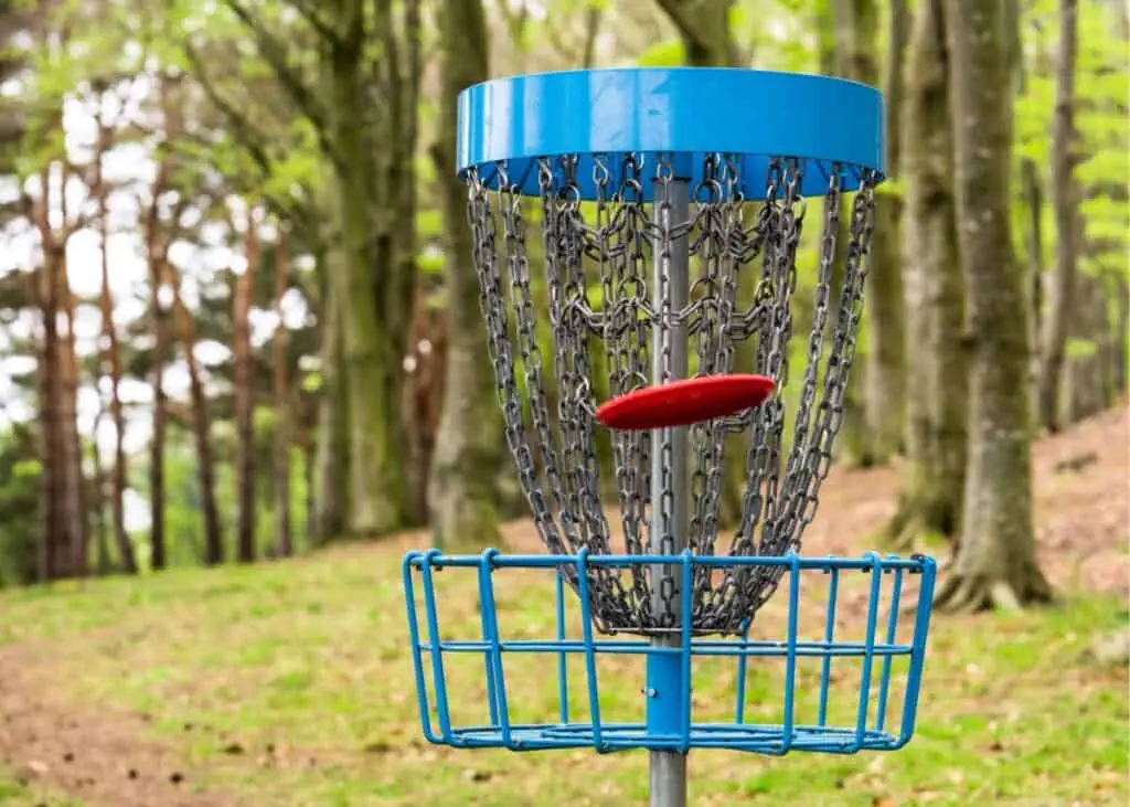 Disc golf basket with chains
